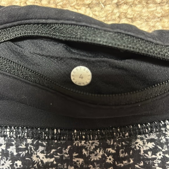 Lululemon speed up shorts. - Picture 4 of 5